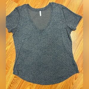 Z Supply Heathered Leopard V Neck Short Sleeve Tee XL